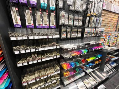 Lviv, Ukrayna - 16 Şubat 2025: Bir sanat mağazasında raflarda sergilenen kalemler, kalemler ve çeşitli yaratıcı araçlar.