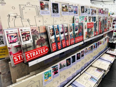 Lviv, Ukrayna - 16 Şubat 2025: Çeşitli DIY resim setleri ve yaratıcı sanat malzemelerinin sergilendiği ayrıntılı bir raf sergisi.