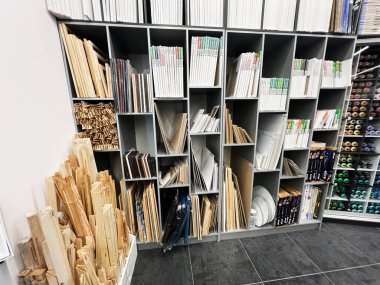 Lviv, Ukrayna - 16 Şubat 2025: Ahşap şeritler, brandalar ve diğer malzemeler de dahil olmak üzere düzenli sanat malzemeleri