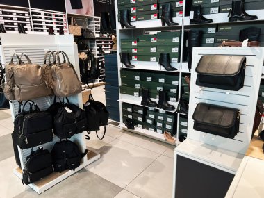 Lviv, Ukrayna - 16 Şubat 2025: Lviv, Ukrayna - 16 Şubat 2025: Zarif aksesuarlar ve ayakkabılar sergilenen çeşitli çanta ve ayakkabılar.