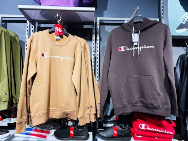 Lviv, Ukrayna - 16 Şubat 2025: Şık Şampiyon kapüşonları ve sweatshirtleri moda mağazasında raflarda sergilendi.