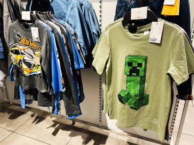 Lviv, Ukrayna - 16 Şubat 2025: Çocuk Minecraft grafik tişört tasarımları 