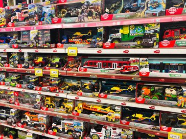 Lviv, Ukrayna - 16 Şubat 2025: Renkli çocuk oyuncakları, arabalar, trenler ve oyun setleriyle dolu düzenli raflar