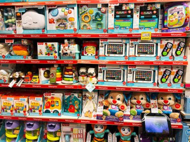 Lviv, Ukrayna - 16 Şubat 2025: Raflar çocuklar için çeşitli eğitimsel ve renkli oyuncaklarla dolu