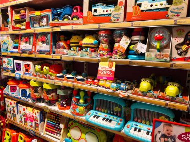 Lviv, Ukrayna - 16 Şubat 2025: Organize atölye raflarında sergilenen canlı oyuncaklar ve eğitici eşyalar