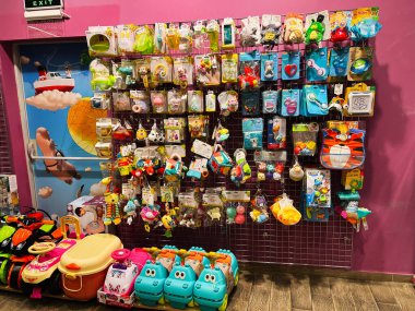 Lviv, Ukrayna - 16 Şubat 2025: Bir mağazanın duvarına düzgün asılmış bebek oyuncakları çeşitliliği.