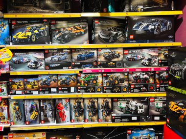 Lviv, Ukrayna - 16 Şubat 2025: Mağaza raflarında sergilenen arabalar ve kamyonlar dahil çeşitli LEGO modelleri.