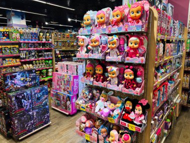 Lviv, Ukrayna - 16 Şubat 2025: Canlı Ağlayan Bebekler oyuncakları perakende seti içinde raflarda düzgünce sergileniyor