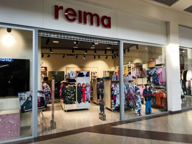 Lviv, Ukrayna - 16 Şubat 2025: Kış kıyafetleri ve parlak, neşeli gösterilerin yer aldığı bir çocuk Reima giyim mağazası