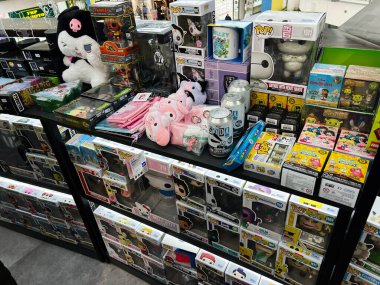 Lviv, Ukrayna - 16 Şubat 2025: Bir mağazada raflara dizilmiş çeşitli oyuncaklar, lüks figürler ve aksesuarlar