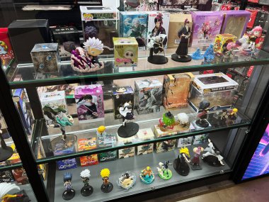 Lviv, Ukrayna - 16 Şubat 2025: Bir cam vitrinde anime temalı koleksiyon figürleri ve küratörlü ürünlerin görüntülenmesi