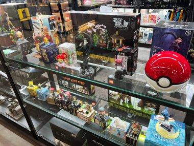 Lviv, Ukrayna - 16 Şubat 2025: Bir mağazanın içindeki cam bir dolapta renkli oyuncak ve figürler sergileniyor