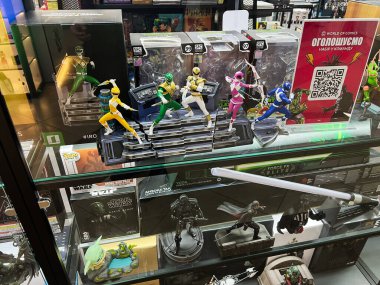 Lviv, Ukrayna - 16 Şubat 2025: Bir temalı mağazada çeşitli karakterlerin koleksiyonluk heykellerini gösteren raf