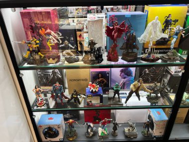 Lviv, Ukrayna - 16 Şubat 2025: Bir vitrindeki cam vitrinde ayrıntılı koleksiyon bibloları