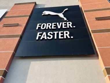 Lviv, Ukrayna - 16 Şubat 2025: Kalın Puma damgalı tabelanın yüksek açılı görünümü.