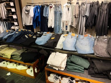 Lviv, Ukrayna - 16 Şubat 2025: Çekiş ve Ayı perakende mağazasında kıyafet sergisi