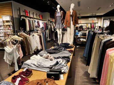 Lviv, Ukrayna - 16 Şubat 2025: Stradivarius 'un moda perakende mağazasının iç mekanı elbise, manken ve moda vitrinleri