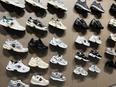 Lviv, Ukrayna - 16 Şubat 2025: Moda gösterisi için tarafsız bir duvara karşı düzenlenen çeşitli New Balance spor ayakkabıları
