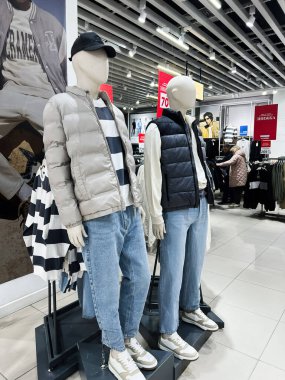 Lviv, Ukrayna - 16 Şubat 2025: Mankenler bir mağaza ortamında ceketler ve kotlar da dahil olmak üzere modaya uygun kış kıyafetlerini sergiliyorlar.