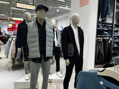 Lviv, Ukrayna - 16 Şubat 2025: Çağdaş bir moda mağazası ortamında şık kıyafetler sunan mankenler