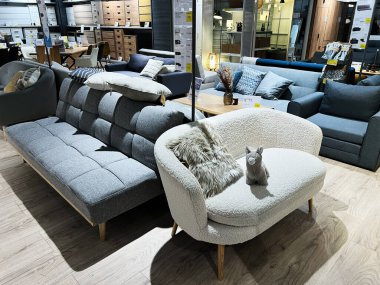 Lviv, Ukrayna - 16 Şubat 2025: Moda bir mobilya galerisinde düzenlenmiş modern koltuk ve sandalye koleksiyonu