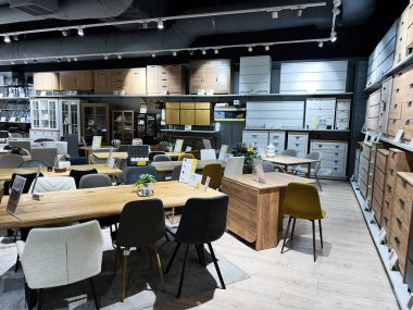 Lviv, Ukrayna - 16 Şubat 2025: Çağdaş masalar, sandalyeler, depolama birimleri ve dolapların sergilendiği bir mobilya galerisi