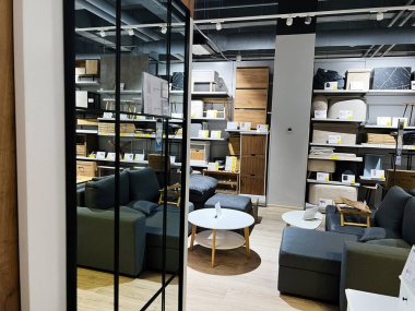 Lviv, Ukrayna - 16 Şubat 2025: Modern mobilya ve aksesuarlar iyi aydınlatılmış ve organize edilmiş bir galeride sergilenmektedir.