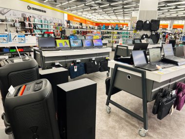 Lviv, Ukrayna - 16 Şubat 2025: Modern bir ortamda elektronik eşya, dizüstü bilgisayar ve aksesuar mağazaları.