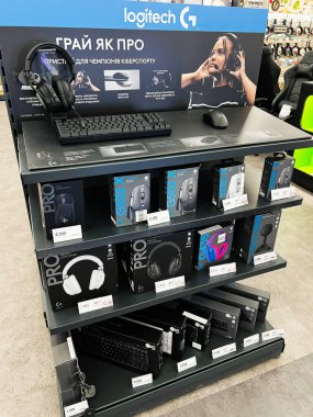 Lviv, Ukrayna - 16 Şubat 2025: Bir mağaza ortamında raflarda sergilenen bir Logitech oyun ekipmanı seçimi.