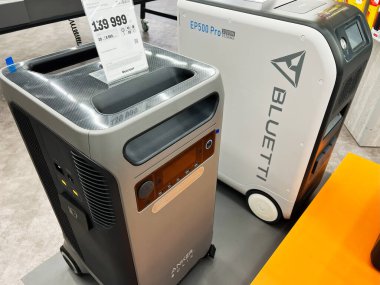 Lviv, Ukrayna - 16 Şubat 2025: Gelişmiş enerji çözümleri sergilenen, satılık iki taşınabilir güç istasyonu 