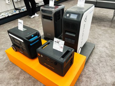 Lviv, Ukrayna - 16 Şubat 2025: Taşınabilir enerji bankaları çeşitli markaların canlı bir ekran platformunda sergilendi