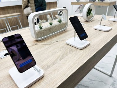 Lviv, Ukrayna - 16 Şubat 2025: Apple Iphone akıllı telefonları minimalist ve zarif tasarımın yer aldığı bir mağazada sergileniyor.