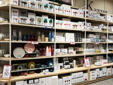 Lviv, Ukrayna - 16 Şubat 2025: Bir mağazada sergilenen mutfak aletleri, cam eşyalar ve renkli içecek şişeleri