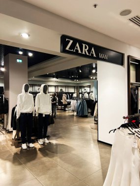 Lviv, Ukrayna - 16 Şubat 2025: Ayakkabı Adidas tanıtım tabelalarıyla perakende satış mağazasında spor ayakkabıları üzerine sunum