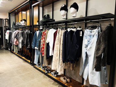 Lviv, Ukrayna - 16 Şubat 2025: Ayakkabı Adidas tanıtım tabelalarıyla perakende satış mağazasında spor ayakkabıları üzerine sunum