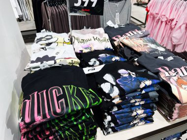 Lviv, Ukrayna - 16 Şubat 2025: Ayakkabı Adidas tanıtım tabelalarıyla perakende satış mağazasında spor ayakkabıları üzerine sunum