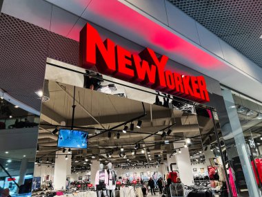 Lviv, Ukrayna - 16 Şubat 2025: Ayakkabı Adidas tanıtım tabelalarıyla perakende satış mağazasında spor ayakkabıları üzerine sunum