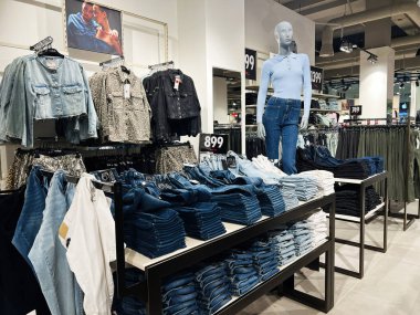 Lviv, Ukrayna - 16 Şubat 2025: Ayakkabı Adidas tanıtım tabelalarıyla perakende satış mağazasında spor ayakkabıları üzerine sunum