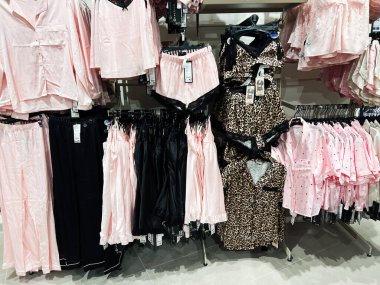 Lviv, Ukrayna - 16 Şubat 2025: Ayakkabı Adidas tanıtım tabelalarıyla perakende satış mağazasında spor ayakkabıları üzerine sunum