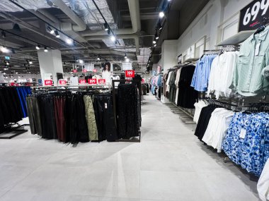 Lviv, Ukrayna - 16 Şubat 2025: Ayakkabı Adidas tanıtım tabelalarıyla perakende satış mağazasında spor ayakkabıları üzerine sunum