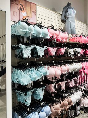 Lviv, Ukrayna - 16 Şubat 2025: Ayakkabı Adidas tanıtım tabelalarıyla perakende satış mağazasında spor ayakkabıları üzerine sunum