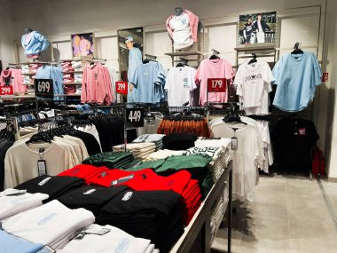 Lviv, Ukrayna - 16 Şubat 2025: Ayakkabı Adidas tanıtım tabelalarıyla perakende satış mağazasında spor ayakkabıları üzerine sunum