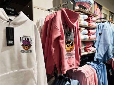 Lviv, Ukrayna - 16 Şubat 2025: Ayakkabı Adidas tanıtım tabelalarıyla perakende satış mağazasında spor ayakkabıları üzerine sunum