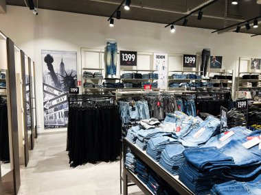 Lviv, Ukrayna - 16 Şubat 2025: Ayakkabı Adidas tanıtım tabelalarıyla perakende satış mağazasında spor ayakkabıları üzerine sunum