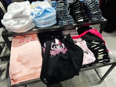 Lviv, Ukrayna - 16 Şubat 2025: Bir perakende sahasında şık kapüşonlu ve düzenli kot pantolon seçimi