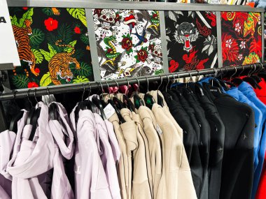 Lviv, Ukrayna - 16 Şubat 2025: Canlı desenleri ve tasarımları bir giyim mağazasında sergilenen çeşitli elbiseler.