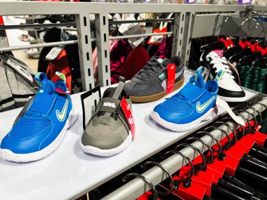 Lviv, Ukrayna - 16 Şubat 2025: Canlı tasarım ve markaların sergilendiği çeşitli Nike çocuk spor ayakkabıları