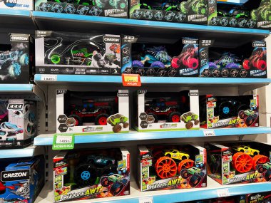 Lviv, Ukrayna - 16 Şubat 2025: Oyuncakçıdaki raflarda uzaktan kumandalı oyuncak arabaların seçimi.