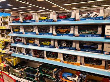 Lviv, Ukrayna - 16 Şubat 2025: Renkli ambalajlarda mağaza raflarında ölçekli model araba ve motosikletlerin sergilenmesi
