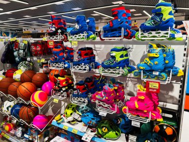 Lviv, Ukrayna - 16 Şubat 2025: Canlı bir paten ve spor topu seçimi bir mağazanın rafında düzgün bir şekilde düzenlendi.